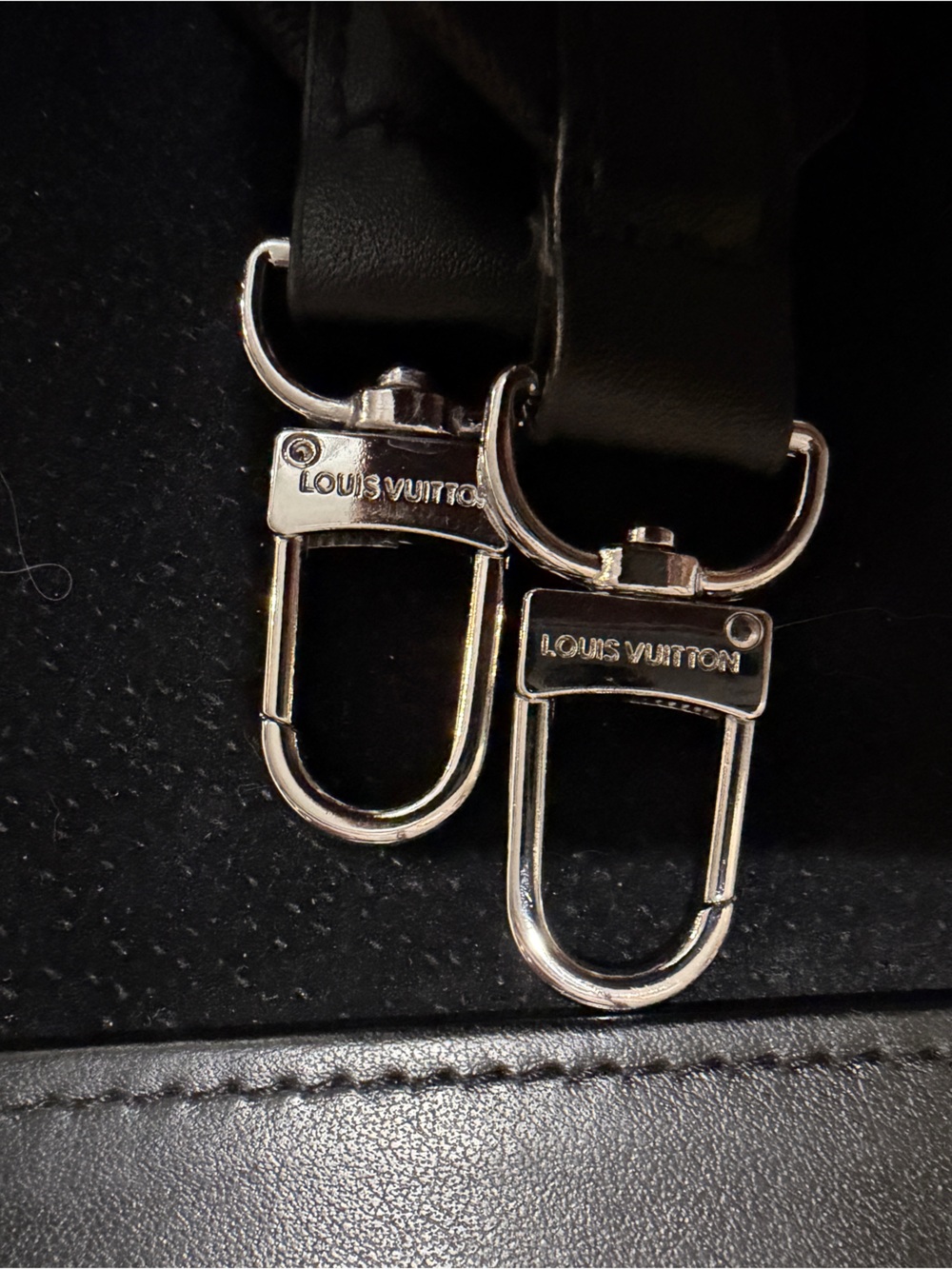 Louis Vuitton Gray Monogram Messenger Bag with Adjustable Strap - Picture 4 of 11